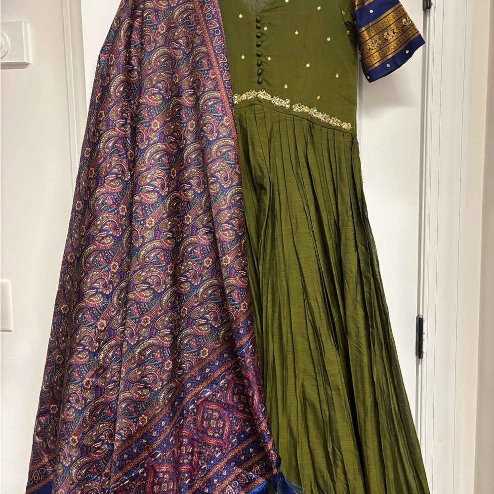 India long dress with Green and Blue Traditional Dress with Paisley Shawl
